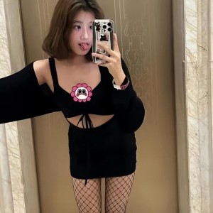 梧桐妹三亚比基尼照，19岁美到封神，形似母亲贾静雯！